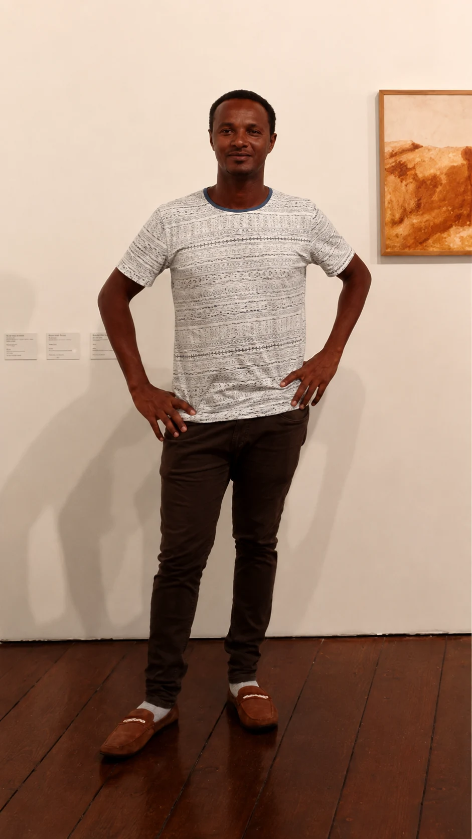Fernando Bernardes Souza em uma exposição de arte