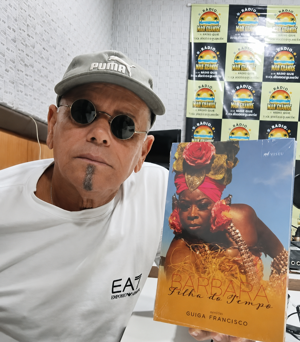 Guiga Francisco segurando um exemplar do livro Bárbara, Filha do Tempo