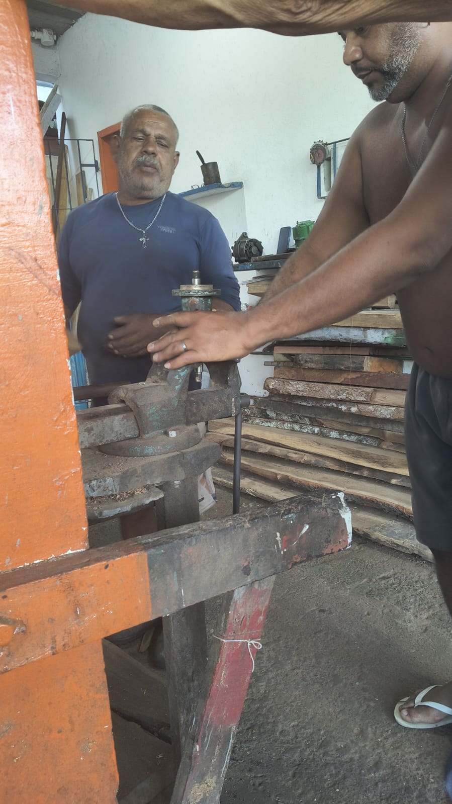 Trabalhadores realizando manutenção em equipamento de embarcação