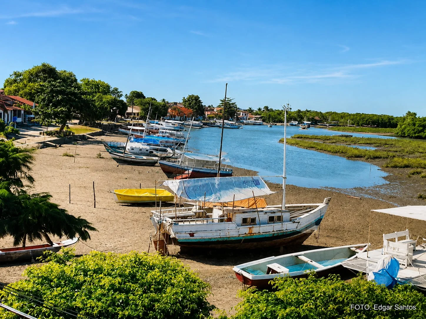 Cais de Cacha-Pregos com embarcações na maré baixa