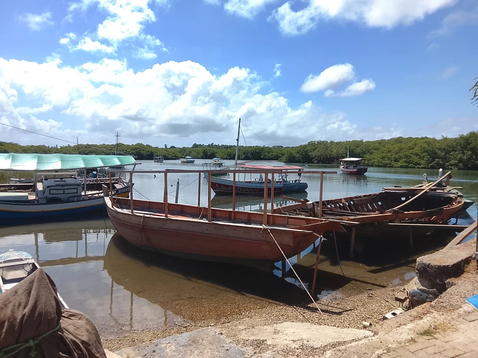 Embarcações de madeira junto ao estaleiro em Cacha-Pregos