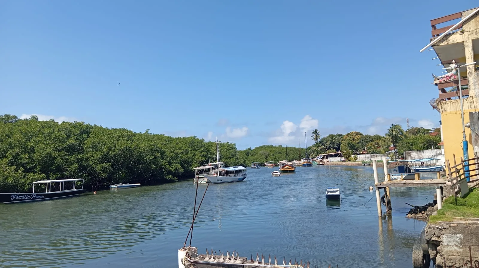 Rio de Cacha-Pregos com barcos e manguezal nas margens