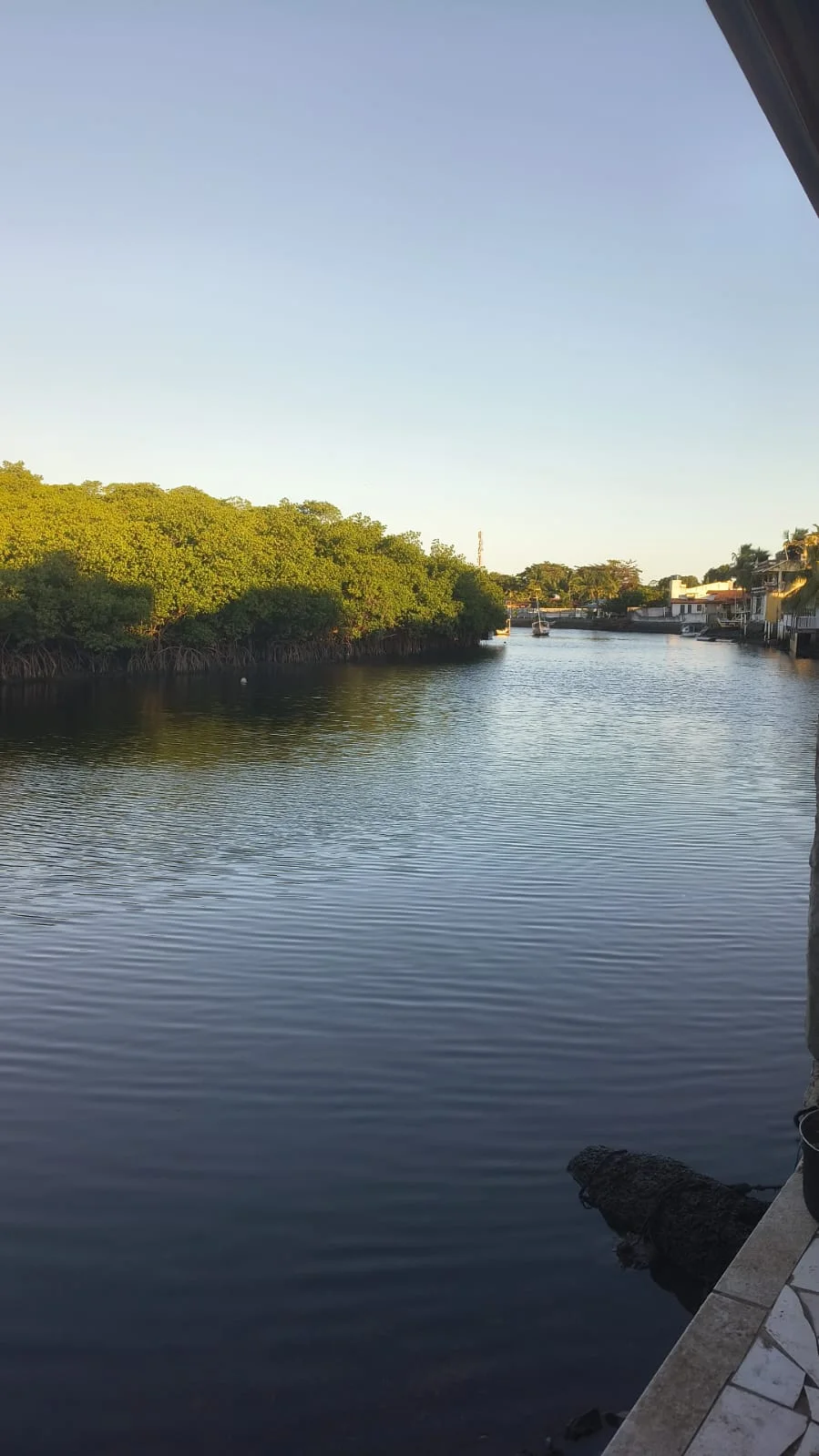 Águas tranquilas de Cacha-Pregos no fim da tarde