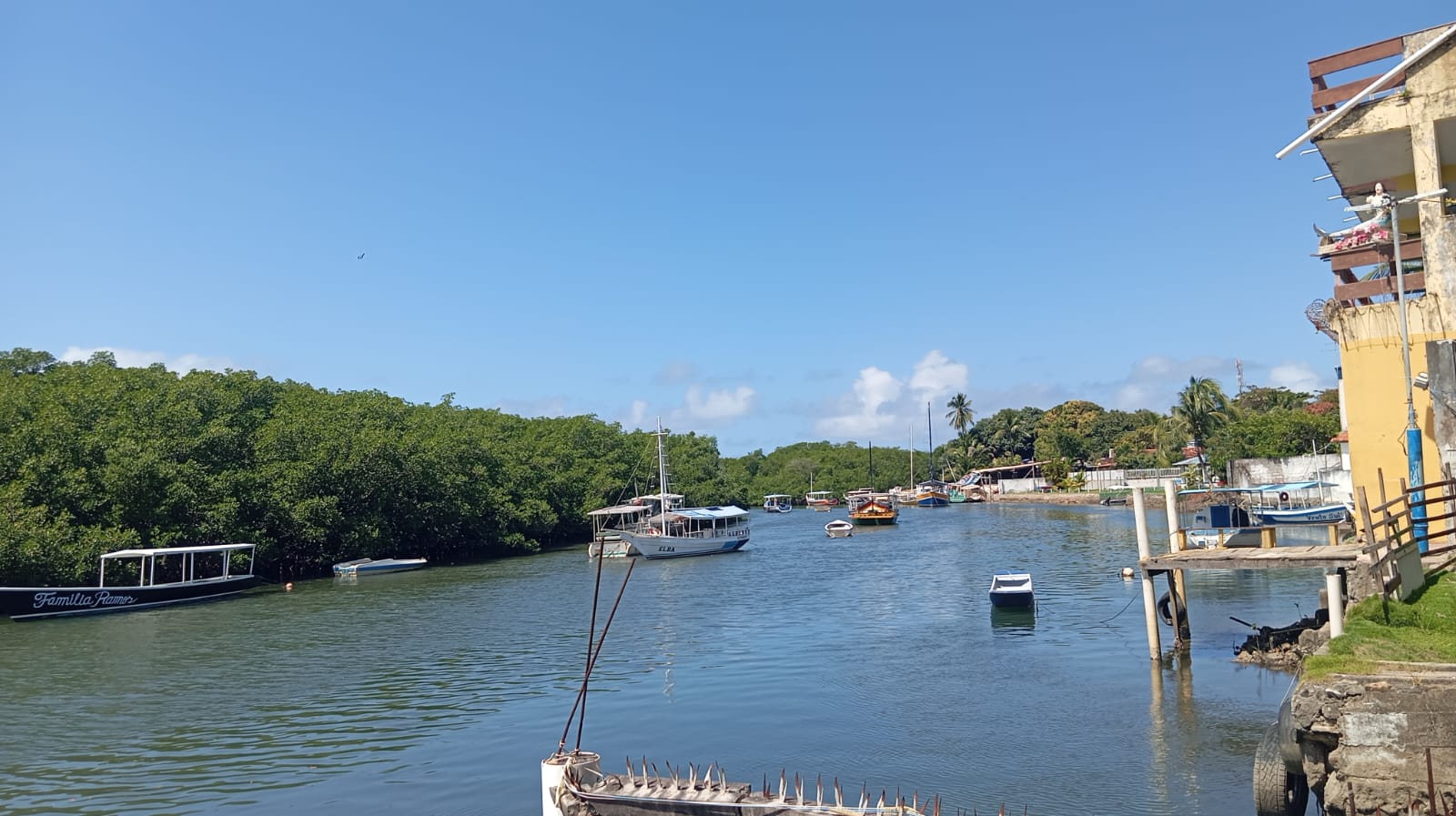 Canal de Cacha-Pregos com barcos, manguezal e construções na margem