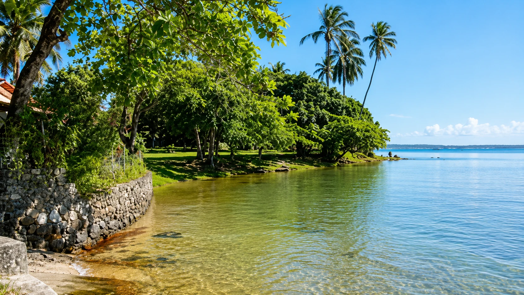 Barcos em águas tranquilas na comunidade de Catu