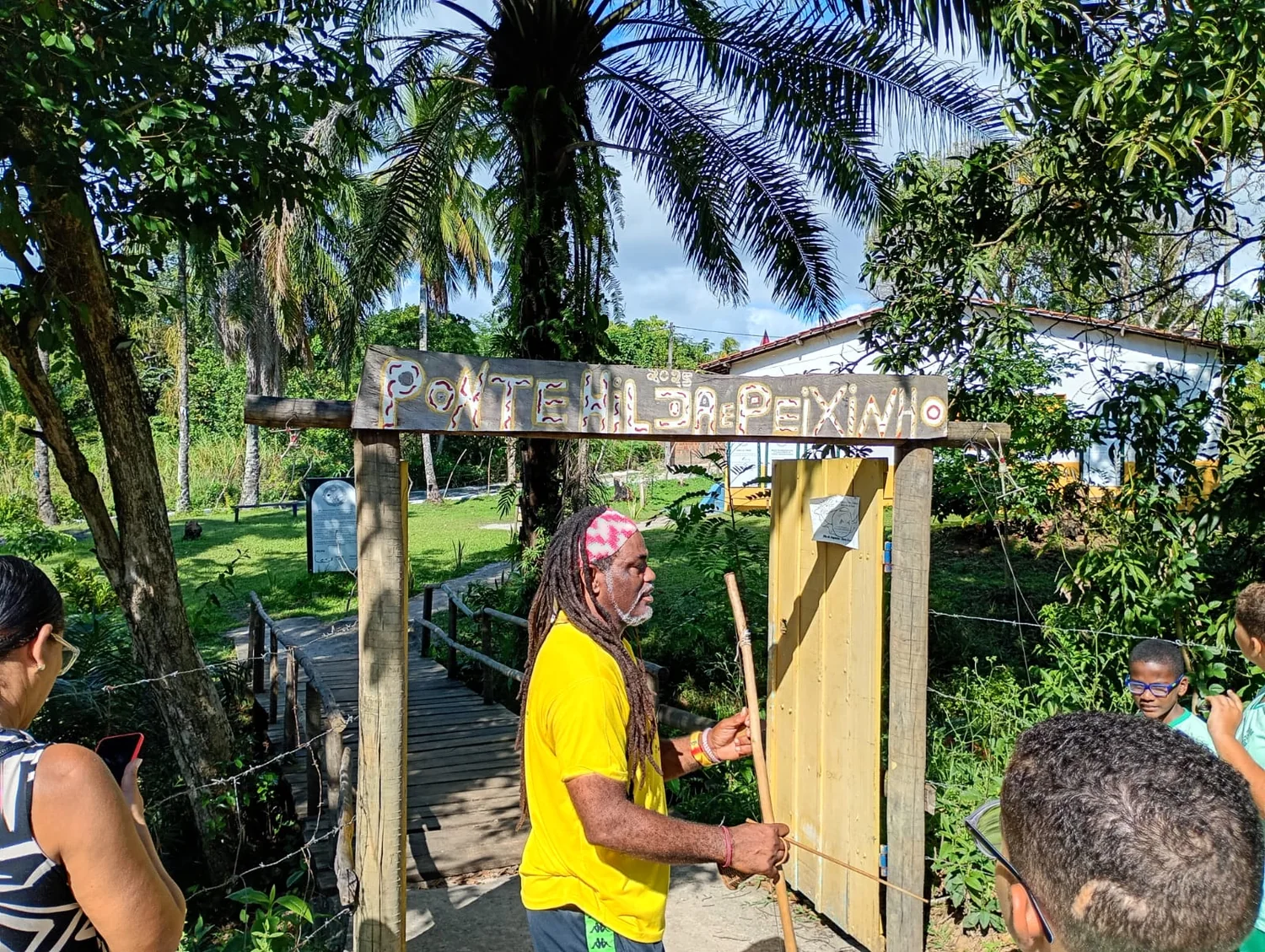Entrada de caminho no território do Quilombo do Tereré com guia e estudantes