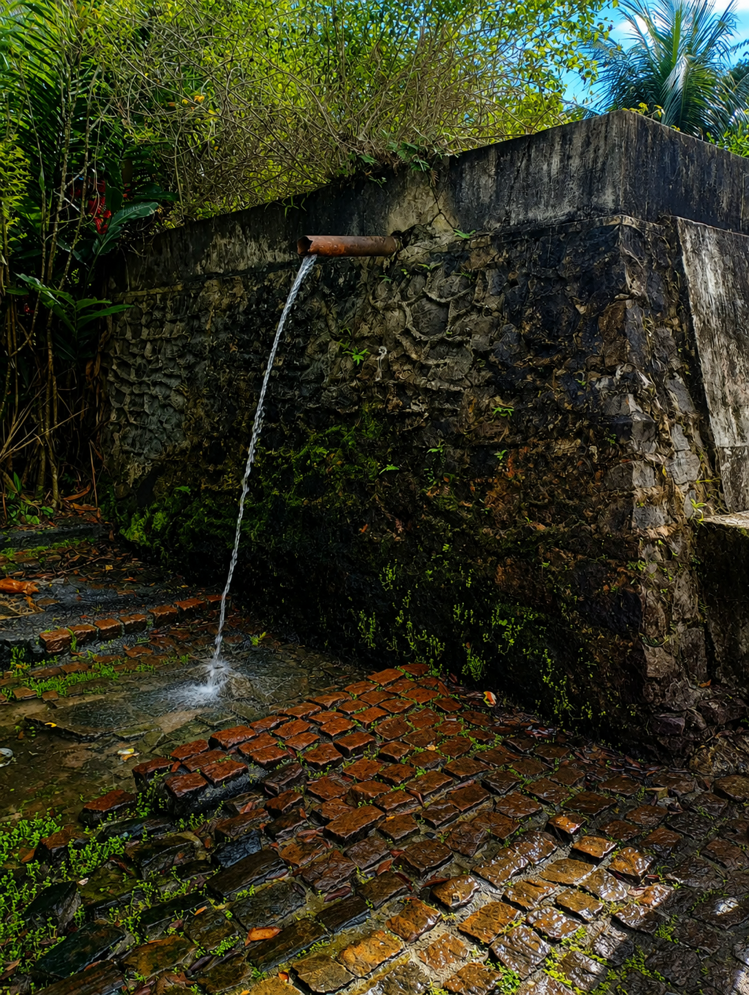 Bica de água da Fonte do Tereré em estrutura de pedra