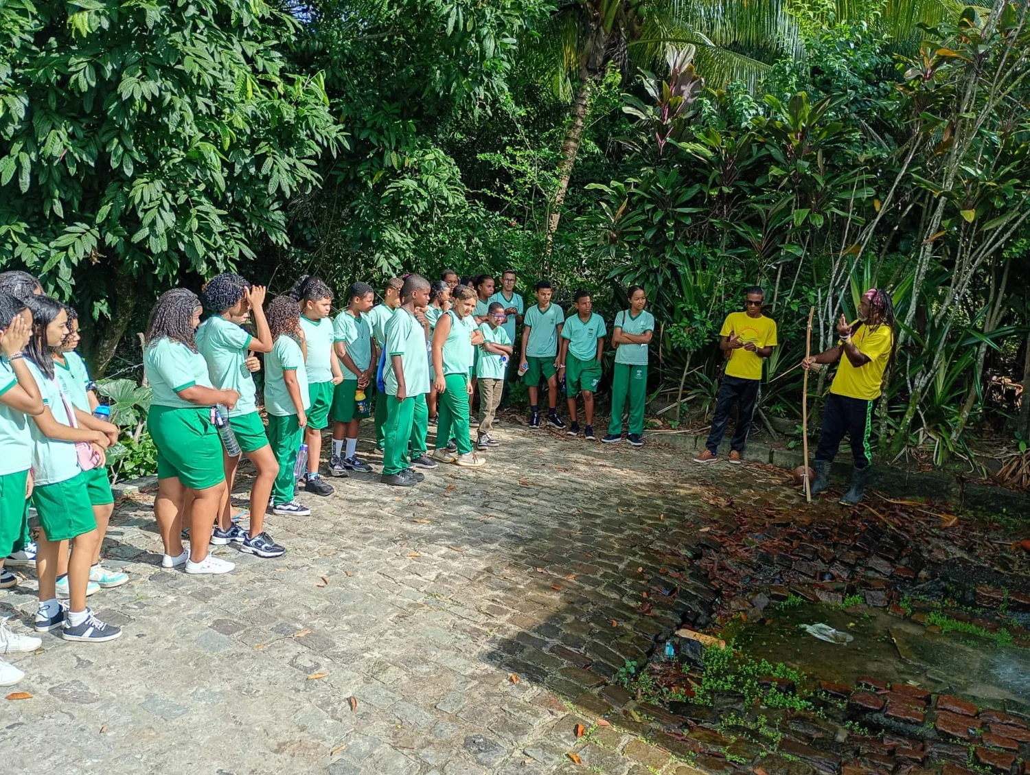 Grupo de estudantes reunido junto à Fonte do Tereré durante visita educativa