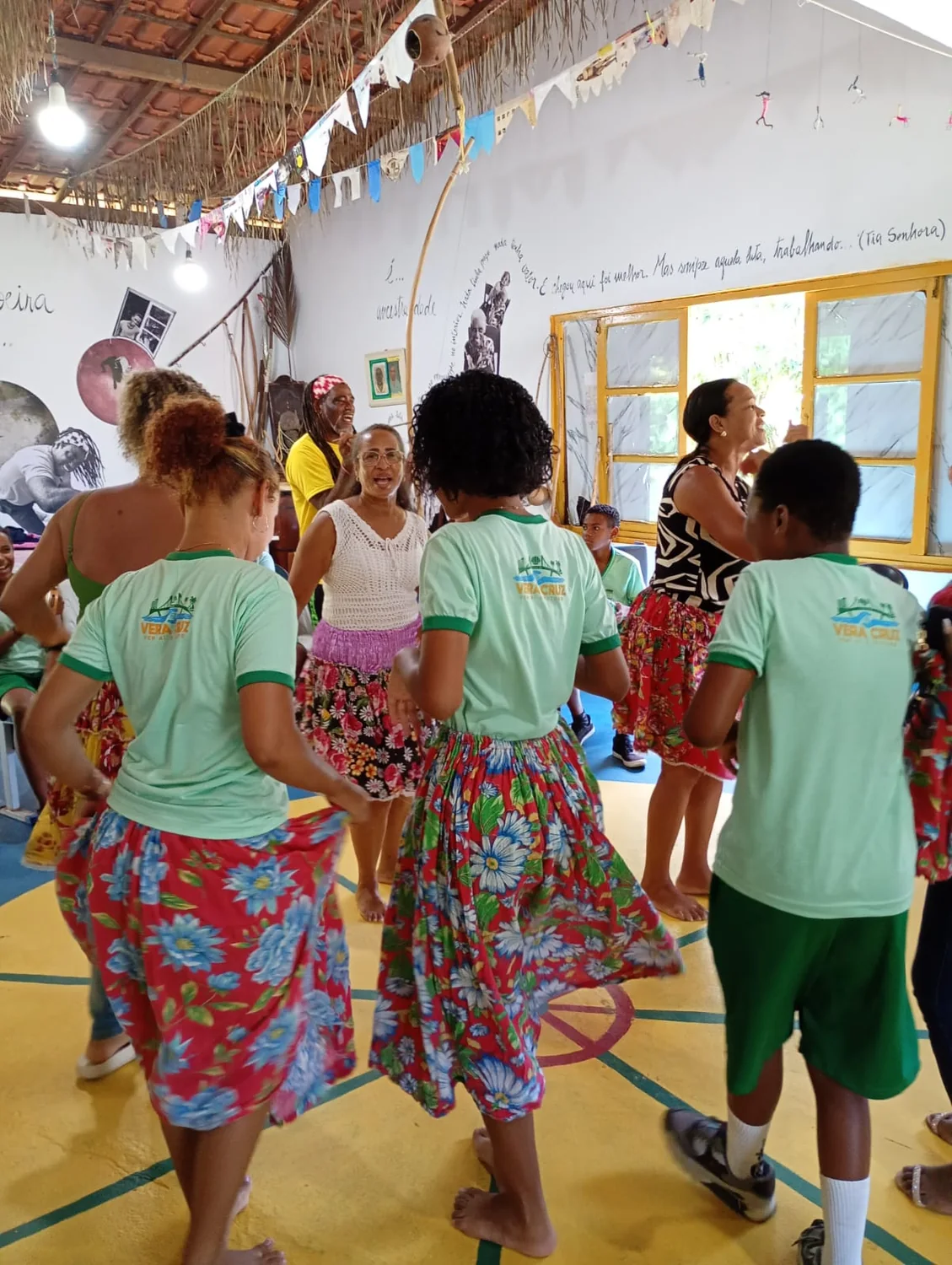 Estudantes participando de uma vivência de dança no espaço cultural do Quilombo