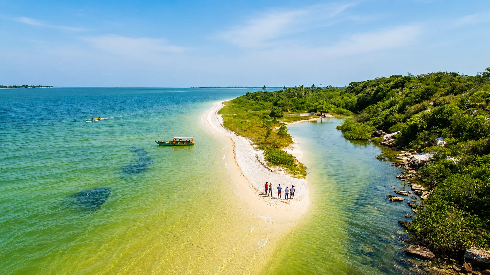 Faixa de areia entre o mar e a vegetação em Jiribatuba