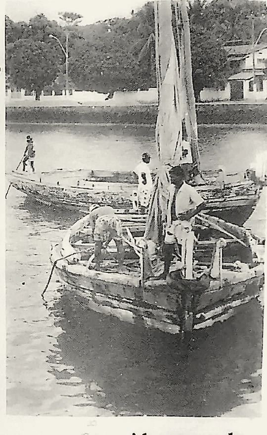 Embarcação usada nas antigas travessias de Mar Grande, fotografia publicada na revista Vera Cruz - 37 anos