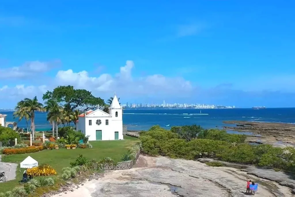 Igreja da Penha diante do mar