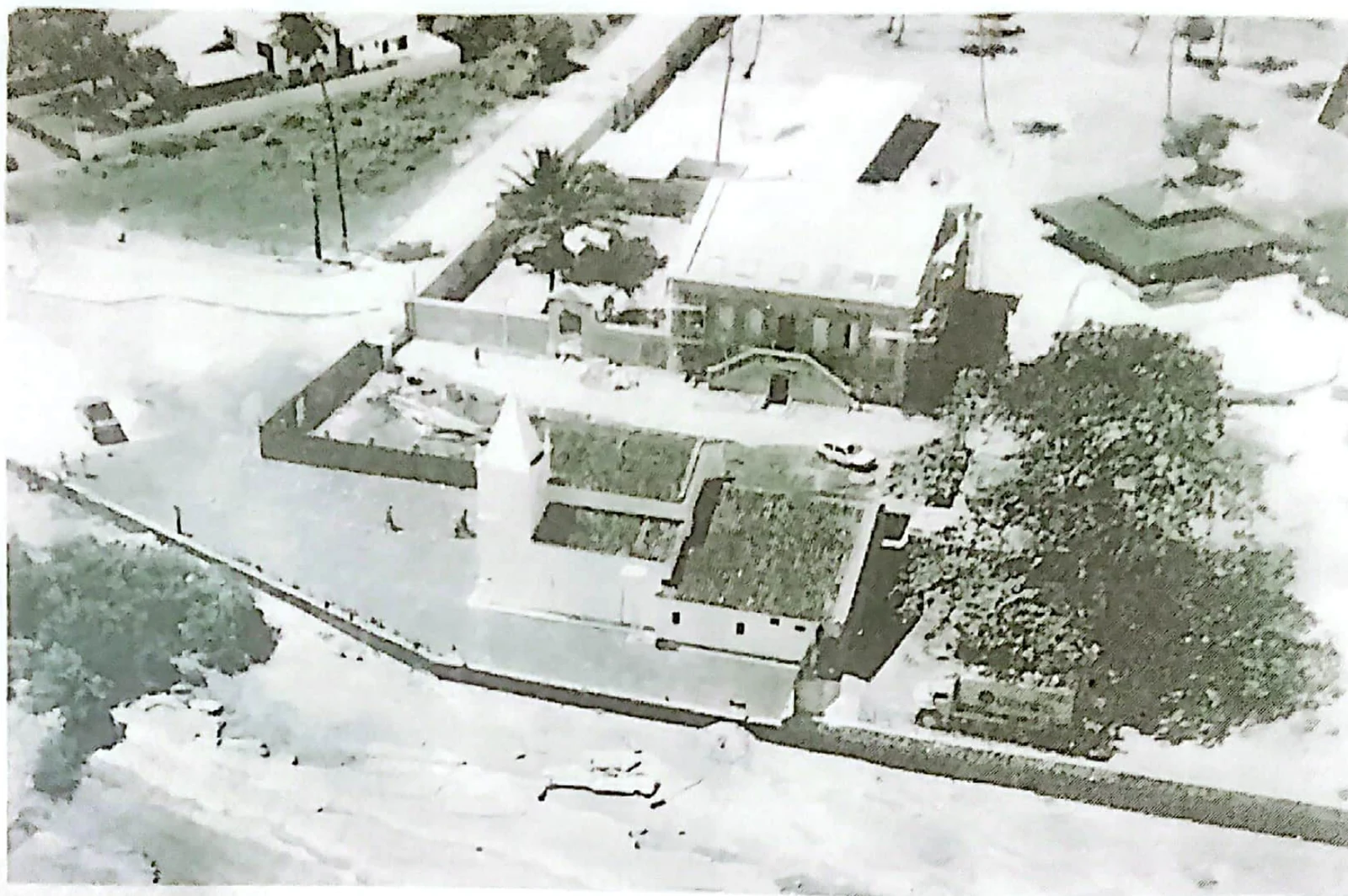 Vista aérea histórica com a Igreja da Penha e o tradicional casarão local